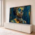 Mulher negra com pintura corporal dourada, toucado de ouro e mão no queixo em fundo azul, quadro decorativo