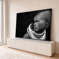 Jovem africana de perfil com pintura facial em pontos e colares de contas, em preto e branco, quadro decorativo