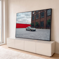 Porsche 911 verde sage em pátio de pedra diante de prédio de tijolos e muro vermelho, quadro decorativo