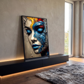 Rosto de mulher de olhos fechados fragmentado em lascas azuis, bege e toques amarelos, quadro decorativo