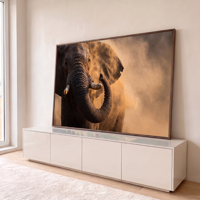 Elefante africano com tromba erguida e presas de marfim em nuvem de poeira dourada, quadro decorativo