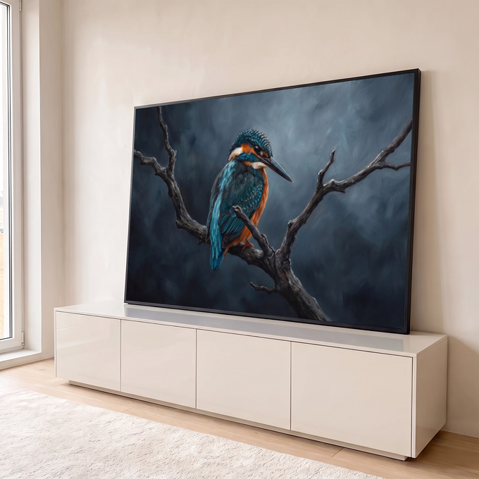Quadro Decorativo Grande Martim-Pescador Pássaro para Sala | quadros decorativos para sala | martim-pescador azul e laranja pousado em galho seco com fundo escuro nebuloso | em Quadros para Sala | Porao dos Quadros