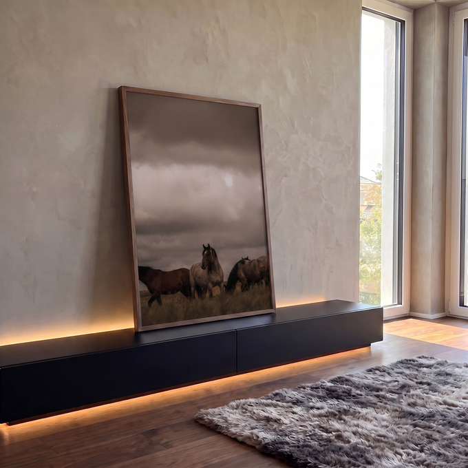 Três cavalos em campo aberto sob céu nublado cinza, fotografia em tons terrosos, quadro decorativo