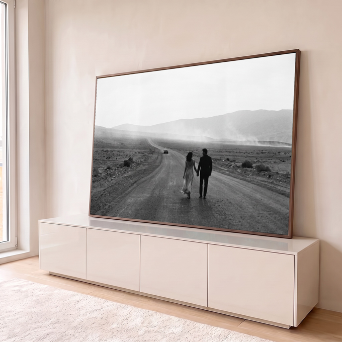 Casal de mãos dadas caminhando em estrada deserta entre montanhas, foto preto e branco, quadro decorativo