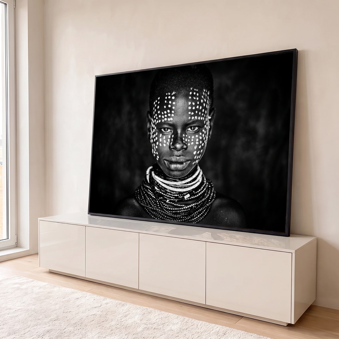 Criança africana com pintura facial de pontos brancos e colares de miçangas em preto e branco, quadro decorativo