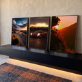 Quadro Decorativo Kit 3 Telas Pôr do Carro para Sala Laranja | quadros decorativos para sala | tríptico com posto abandonado, carro esportivo vermelho e penhasco ao pôr do sol | em Quadros para Sala | Porao dos Quadros