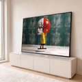 Mulher de casaco amarelo em balanço diante de rosto gigante com galhos secos, fundo verde, quadro decorativo