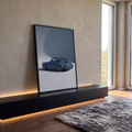 Porsche 911 clássico azul em vista traseira com lanternas vermelhas em fundo cinza, quadro decorativo