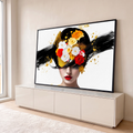 Rosto de mulher com lábios vermelhos e rosas no cabelo preto, respingos dourados, quadro decorativo