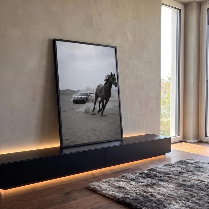 Cavalo cinza galopando na areia com Porsche esportivo levantando poeira no deserto, quadro decorativo