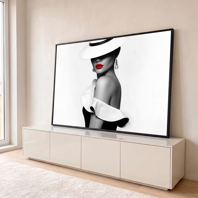 Mulher de chapéu branco e batom vermelho em preto e branco, ombro à mostra, quadro decorativo