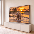 Filhote de elefante espirrando água com a tromba em rio da savana ao pôr do sol, quadro decorativo