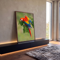 Arara-vermelha de penas vermelhas, amarelas e azuis pendurada em galho com folhas verdes, quadro decorativo