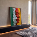 Perfil de mulher de olhos fechados em pó rachado vermelho, amarelo, verde e branco, quadro decorativo
