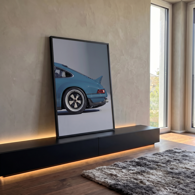 Traseira de Porsche 911 clássico azul com aerofólio ducktail e rodas em fundo cinza, quadro decorativo