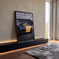 Porsche 911 GT3 metade preto fosco e metade amarelo em garagem com luzes brancas, quadro decorativo