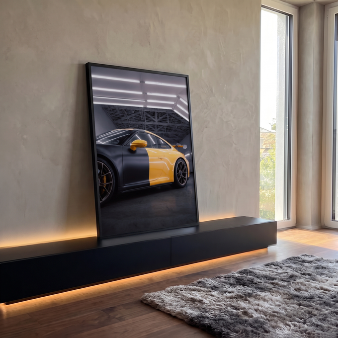 Porsche 911 GT3 metade preto fosco e metade amarelo em garagem com luzes brancas, quadro decorativo