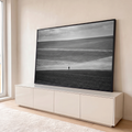 Quadro Decorativo Grande Figura Solitária para Sala Preto | quadros decorativos para sala | pessoa solitária em pé em campos ondulados, fotografia preto e branco | em Quadros para Sala | Porao dos Quadros