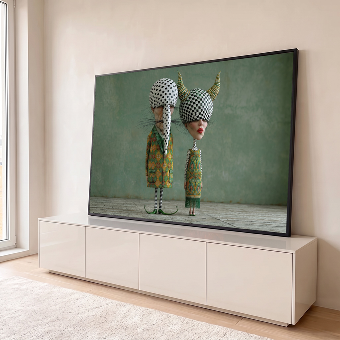 Casal surreal com cabeças de bolinhas e xadrez, chifres e roupas estampadas em fundo verde, quadro decorativo