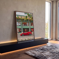 Carro esportivo vermelho clássico em frente a fachada verde com palmeira e flores, quadro decorativo
