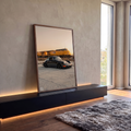 Porsche 911 preto rebaixado com trem amarelo desfocado ao fundo no pôr do sol, quadro decorativo