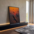 Gaivotas voando sobre o mar com sol vermelho no horizonte e céu laranja, quadro decorativo