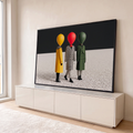 Três manequins com cabeças de balão amarelo, vermelho e verde vestindo sobretudos, quadro decorativo