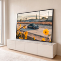 Porsche 911 clássico rebaixado ao entardecer com flores amarelas em primeiro plano, quadro decorativo
