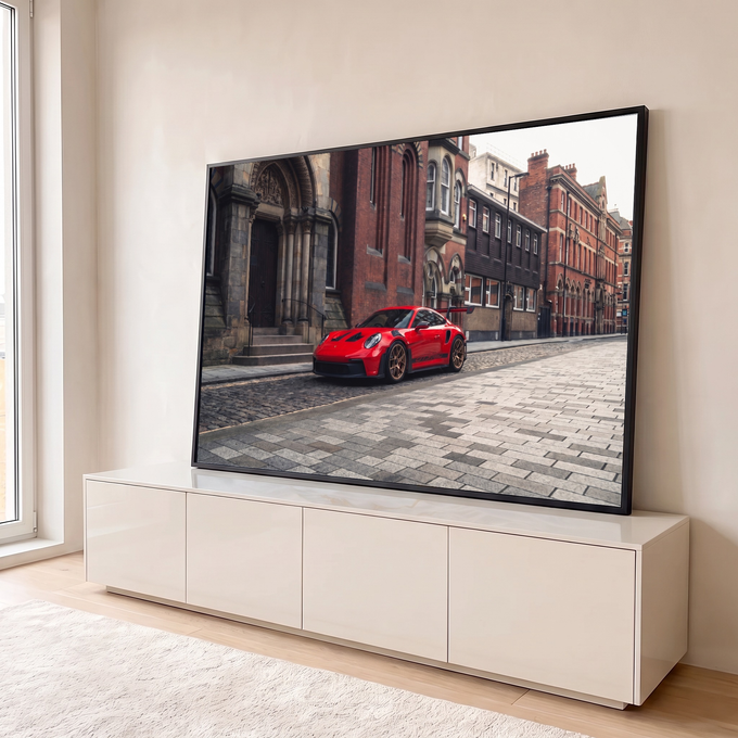 Porsche 911 GT3 RS vermelho com rodas bronze em rua de paralelepípedos e prédios antigos, quadro decorativo