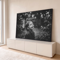 Fotografia preto e branco de menino sorrindo com a língua de fora sob a chuva no jardim, quadro decorativo