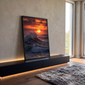 Sol dourado se pondo no mar com ondas quebrando e céu laranja com nuvens, quadro decorativo