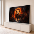 Quadro Decorativo Grande Leão em Chamas Laranja para Sala | quadros decorativos para sala | leão caminhando com juba em chamas douradas e vermelhas sobre fundo escuro | em Quadros para Sala | Porao dos Quadros