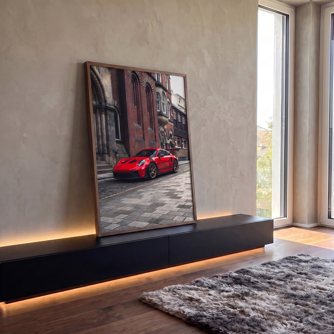Porsche 911 GT3 RS vermelho com rodas bronze em rua histórica de paralelepípedos, quadro decorativo