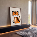 Ilustração de tigrinho laranja com listras pretas sentado em fundo creme, quadro decorativo
