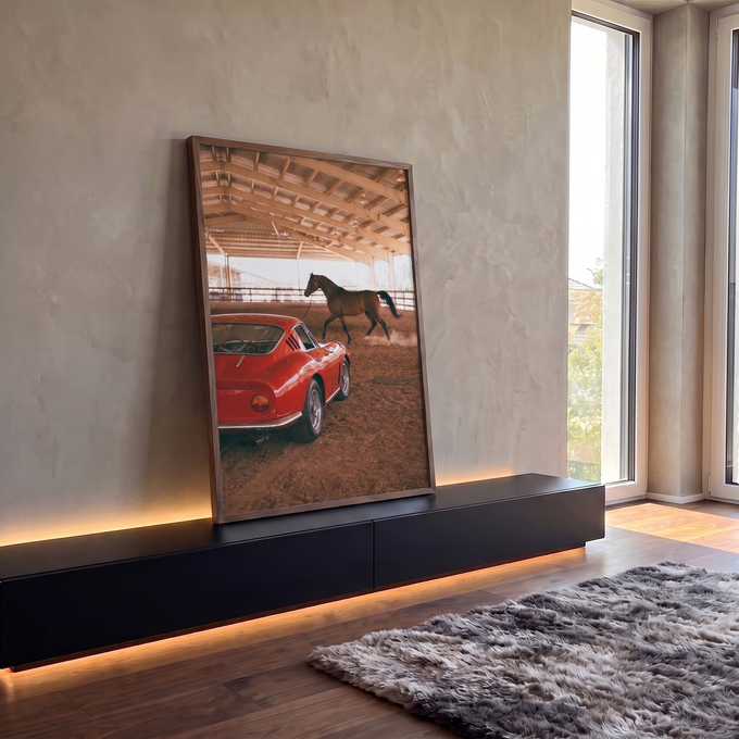 Carro esportivo vermelho vintage e cavalo marrom trotando em picadeiro de terra, quadro decorativo