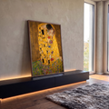 Quadro Decorativo Grande Tela de Pinturas para Sala Dourado | quadros decorativos para sala | casal abraçado em mantos dourados ornamentados sobre campo florido, estilo Art Nouveau | em Quadros para Sala | Porao dos Quadros