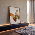 Borboleta de folhas secas coloridas, ginkgo amarelo e ramos de pinheiro sobre fundo bege, quadro decorativo