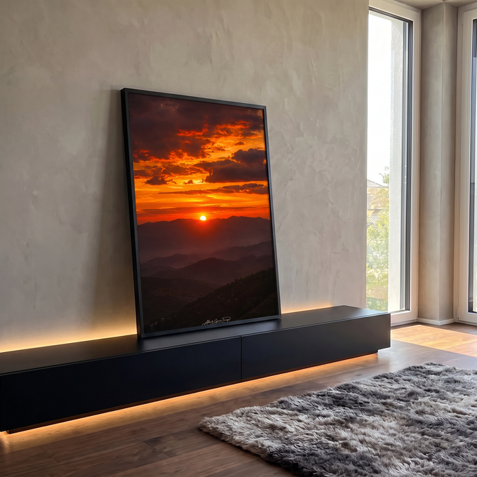 Quadro Decorativo Pôr do Sol Laranja entre Montanhas | quadros decorativos para sala | pôr do sol laranja e vermelho entre silhuetas de montanhas ao entardecer | em Quadros para Sala | Porao dos Quadros