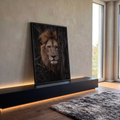 Quadro Decorativo Grande Leão Escondido para Sala Marrom | quadros decorativos para sala | leão com juba dourada espreitando atrás de um tronco de árvore, olhar fixo | em Quadros para Sala | Porao dos Quadros
