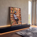 Quadro Decorativo Grande Mulher Lendo para Sala Azul | quadros decorativos para sala | mulher de boné lendo livro em biblioteca com estantes coloridas em aquarela | em Quadros para Sala | Porao dos Quadros