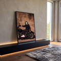 Coringa de cabelo verde fumando sobre moto custom preta com fundo desfocado em movimento, quadro decorativo