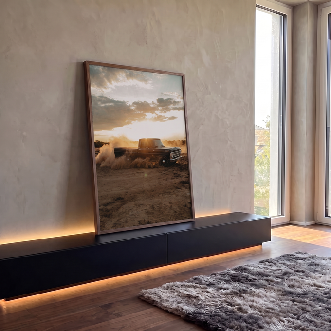 Pickup antiga preta derrapando e levantando poeira em estrada de terra ao pôr do sol, quadro decorativo