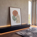 Mona Lisa desenhada em traço contínuo sobre círculo terracota, forma verde e arco bege, quadro decorativo