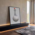 Mulher de cabelo laranja e vestido de bolinhas sobre esfera cinza segurando fio, quadro decorativo