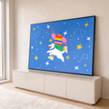 Quadro Decorativo Grande Homem e Cachorro Azul para Quarto | quadros decorativos para sala | homem de gorro azul flutua com cachorro branco em céu estrelado colorido | em Quadros para Quarto | Porao dos Quadros