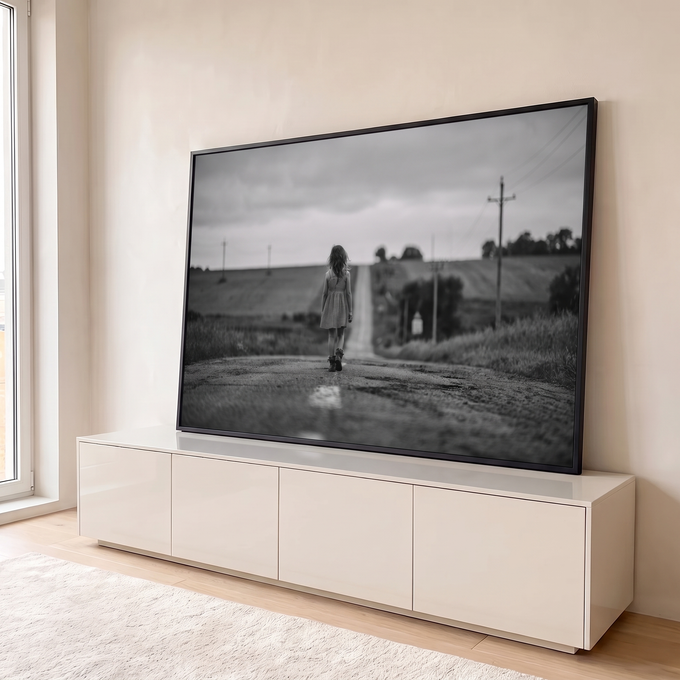 Quadro Decorativo Grande Menina Caminhando para Sala Preto | quadros decorativos para sala | menina de costas caminhando por estrada de terra em foto preto e branco | em Quadros para Sala | Porao dos Quadros