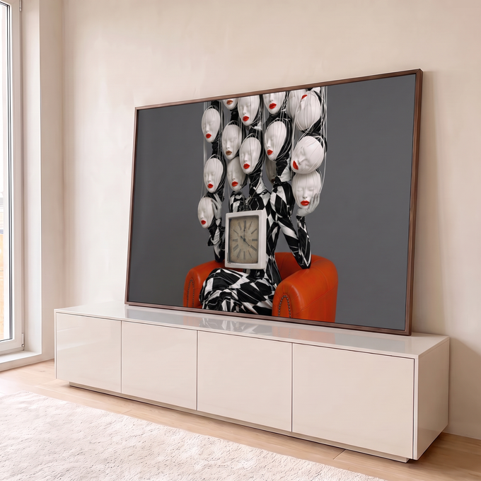 Figura surreal com máscaras de lábios vermelhos presas por fios e relógio antigo em poltrona, quadro decorativo