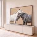 Cavalo branco de crina trançada apoiando a cabeça sobre cavalo tordilho, fundo bege, quadro decorativo