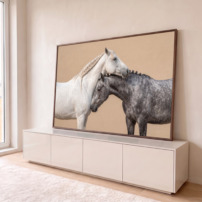 Cavalo branco de crina trançada apoiando a cabeça sobre cavalo tordilho, fundo bege, quadro decorativo