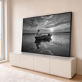 Quadro Decorativo Grande Pescador em Barco para Sala Preto | quadros decorativos para sala | pescador sentado em barco de madeira ao pôr do sol, preto e branco com reflexo na água | em Quadros para Sala | Porao dos Quadros